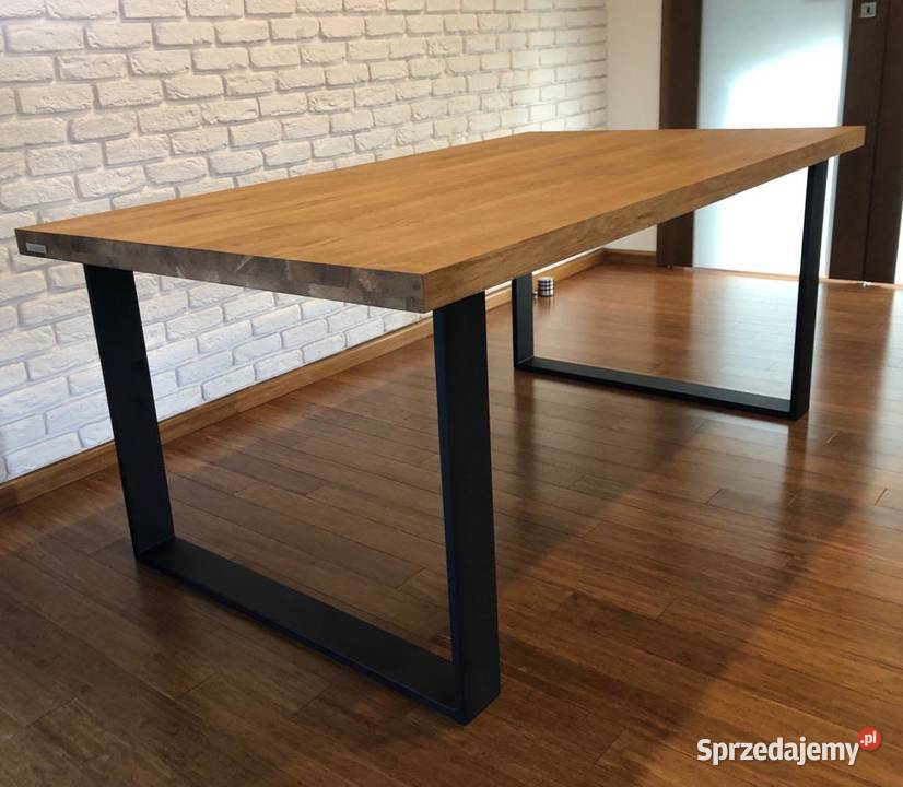 Stół z drewnianym blatem i industrialny w stylu Końskie