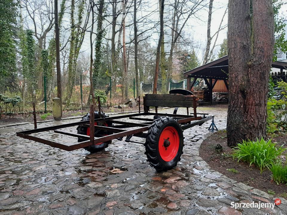 Ciągnik Dzik 2 z przyczepą w trakcie remontu Puszczykowo