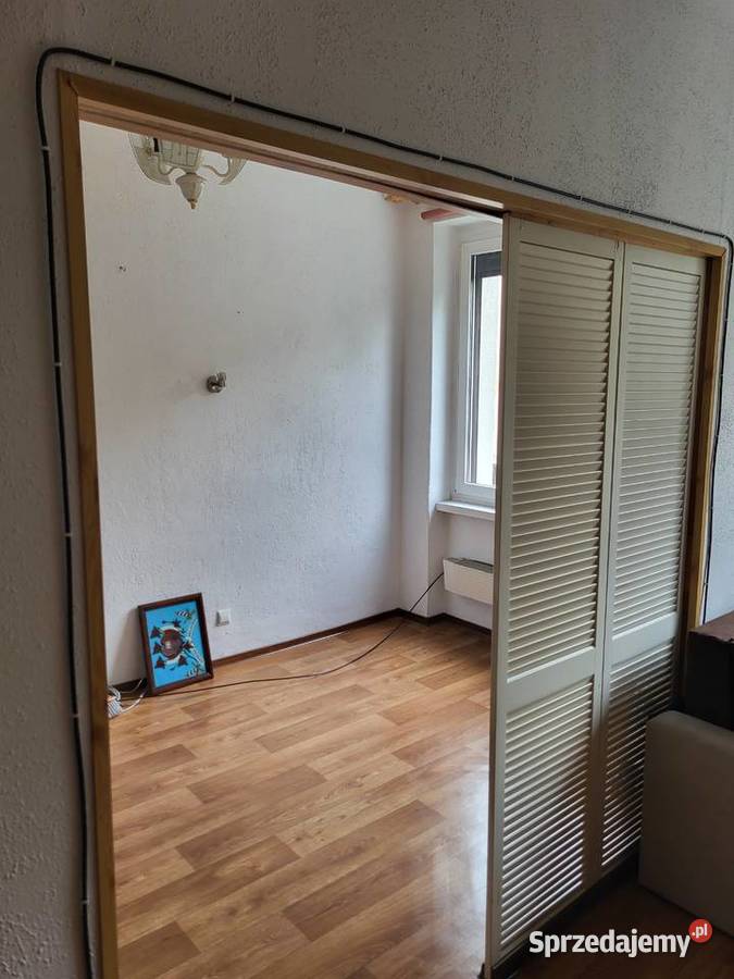 Sprzedam kawalerkę 30 m w centrum 1 piętro duża oddzielna kuchnia Krapkowice sprzedam