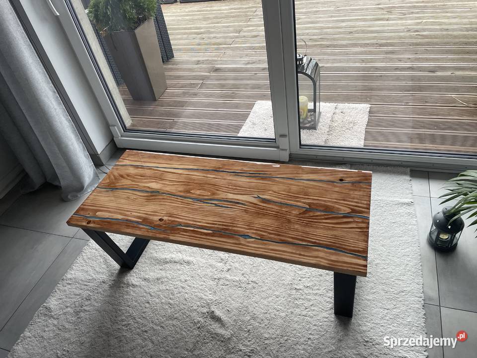 Drewniany stolik z żywicą epoksydową