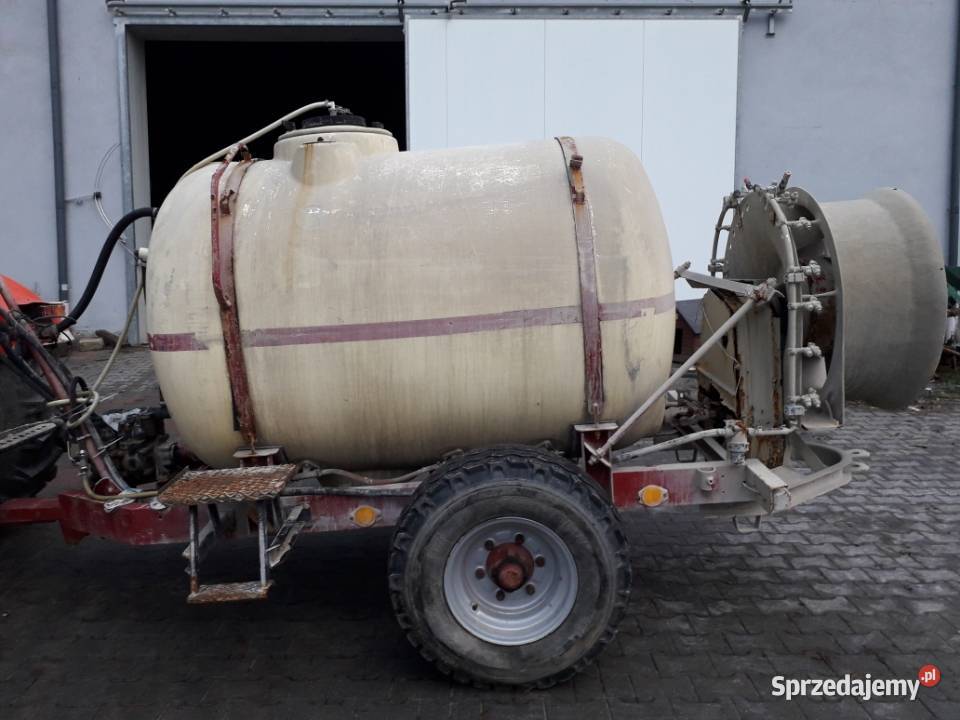 Opryskiwacz sadowniczy z dużym koszem 2000l Promna