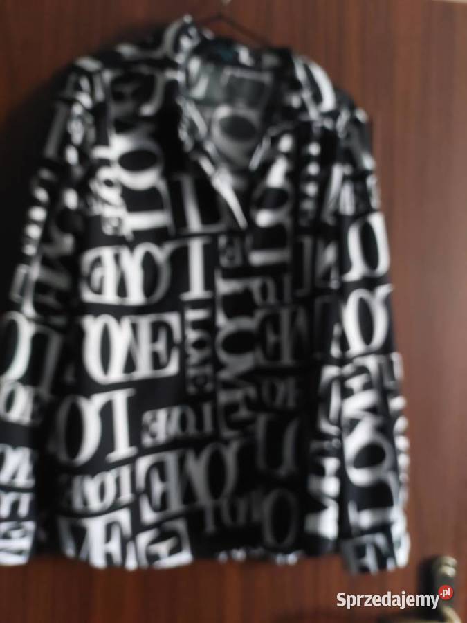Czarna bluzka koszulowa z białymi literami Wrocław