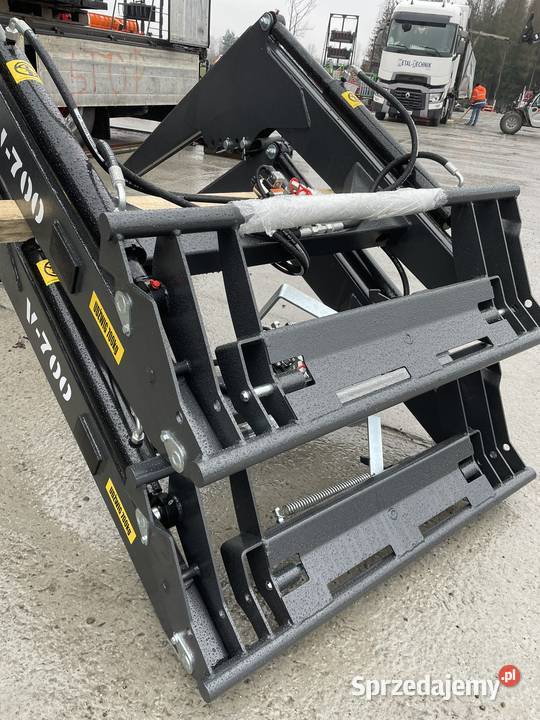 Ładowacz czołowy firmy Agrosped model V700 Konin