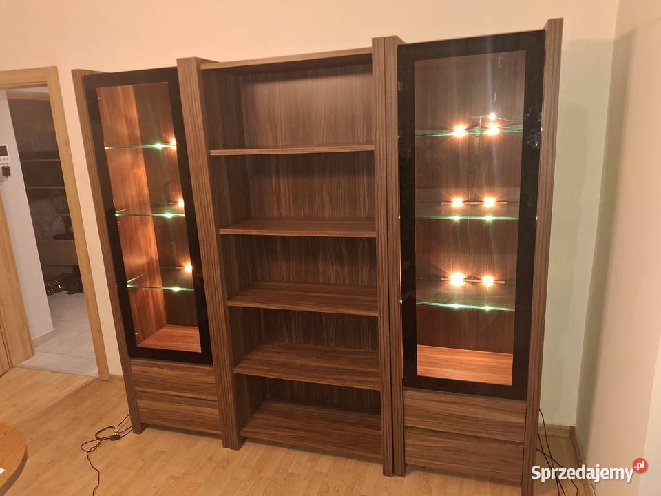 Witryna przeszklona ze stołem i komodą Siewierz