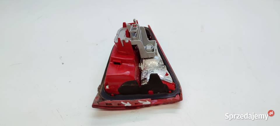 LAMPA PRAWY TYŁ W KLAPĘ AUDI A4 B8 KOMBI LED Przystajń