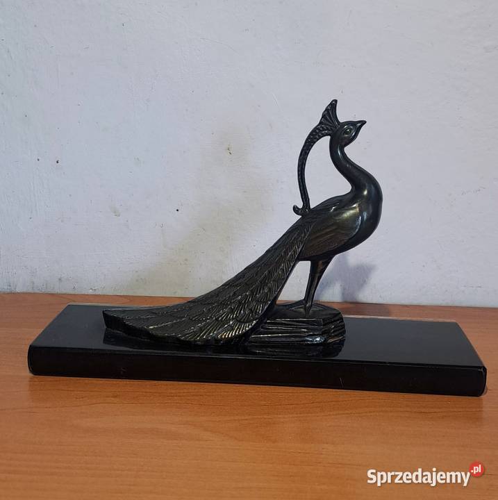 metalowa figura pawia na marmurowoonyksowej