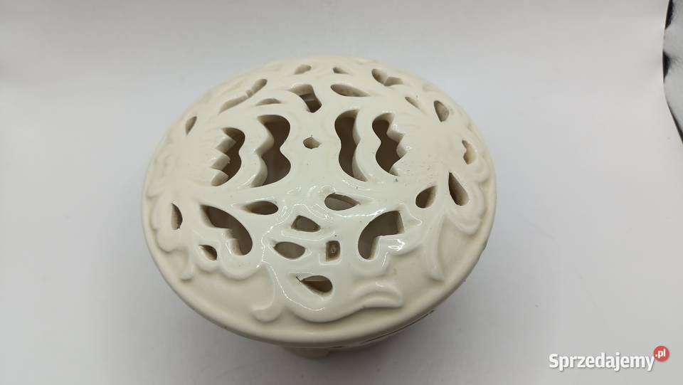 Porcelanowy pojemnik puzderko ażurowe koloru