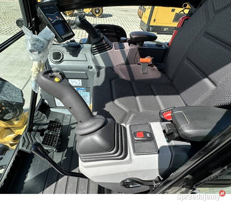 FABRYCZNIE NOWA MINIKOPARKA CATERPILLAR 3027 CR Koparki Tuliszków