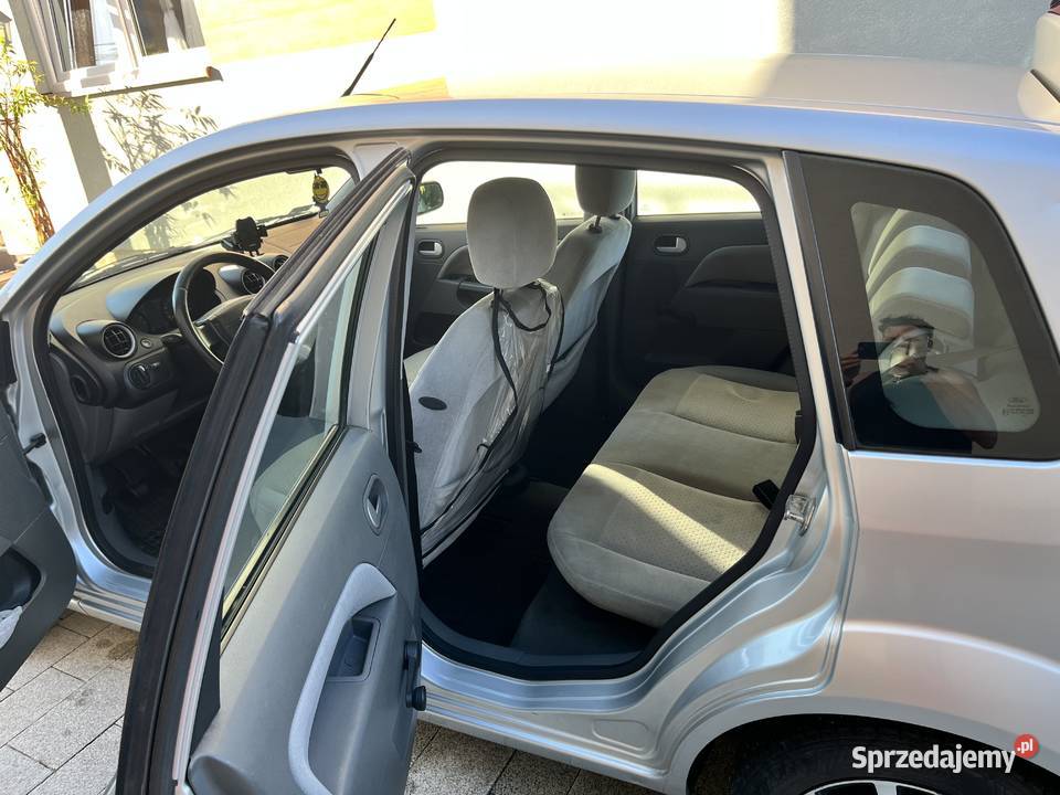 Ford Fiesta MK VI Ghia srebrny metalik 13