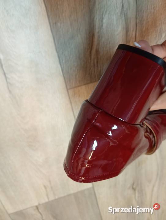 41 Bordowe czółenka wieczorowe z zapięciem Nowe Kraków