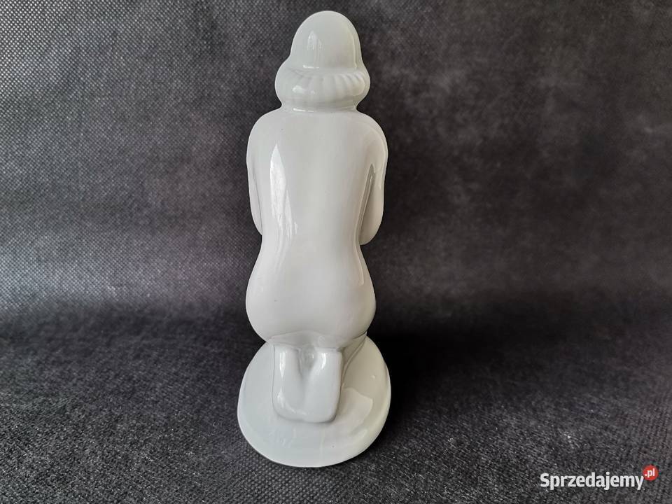 Stara uszkodzona figurka Kobieta Klęcząca