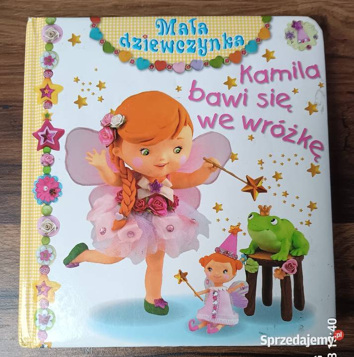 Mała dziewczynka Kamila bawi się we wróżkę Zbylitowska Góra