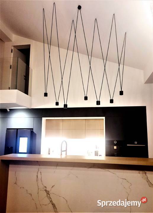 Nowoczesna lampa wisząca na antresole wyspę