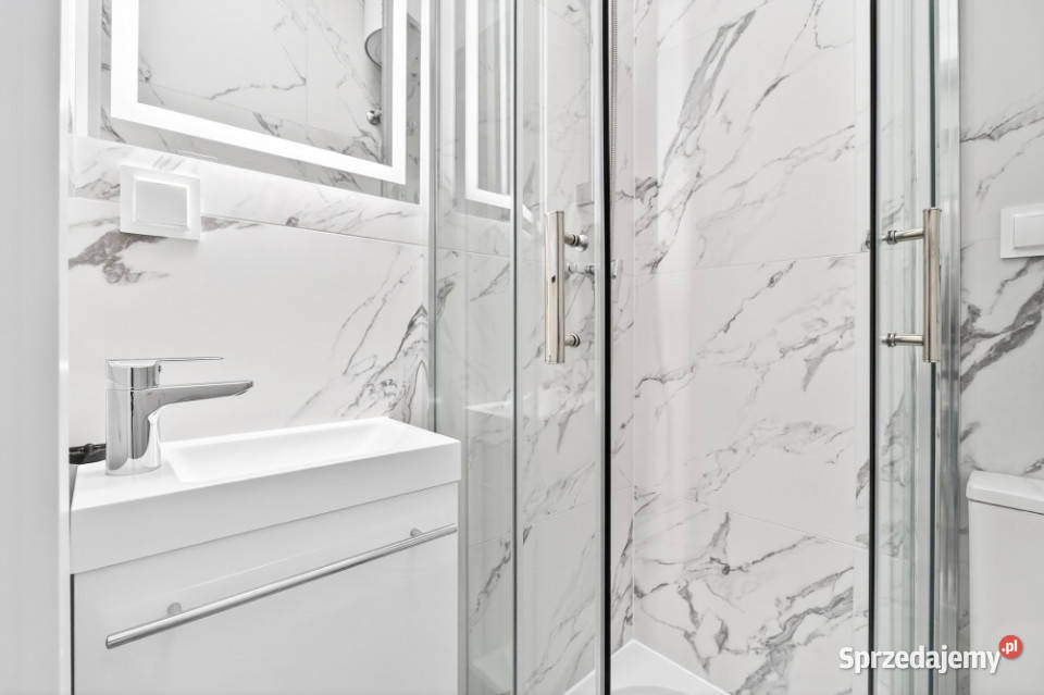 Nowoczesny pokój z prywatną łazienką obok