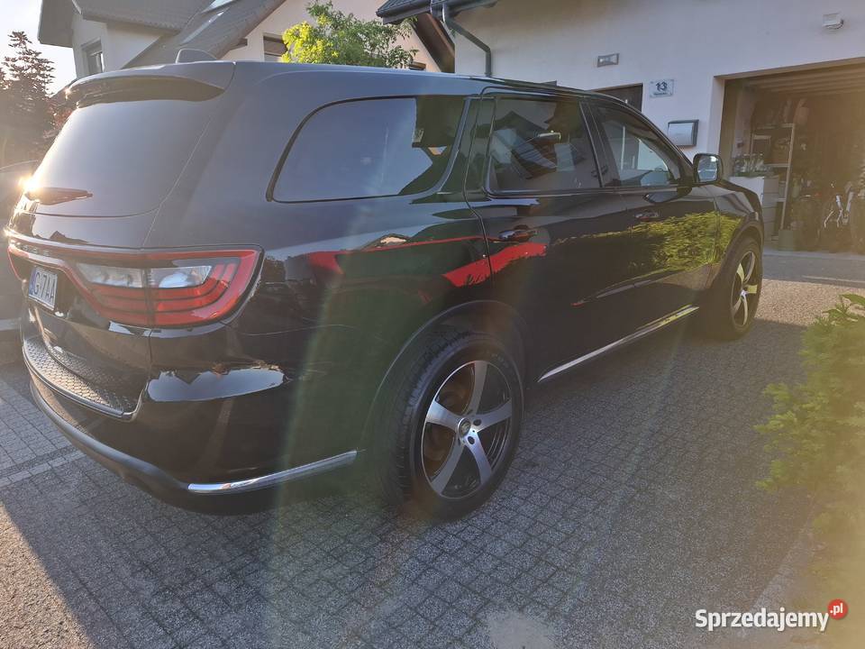 Czarny dodge nieuszkodzony Pniów