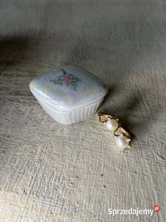Porcelanowa szkatułka z kwiatem Bytom