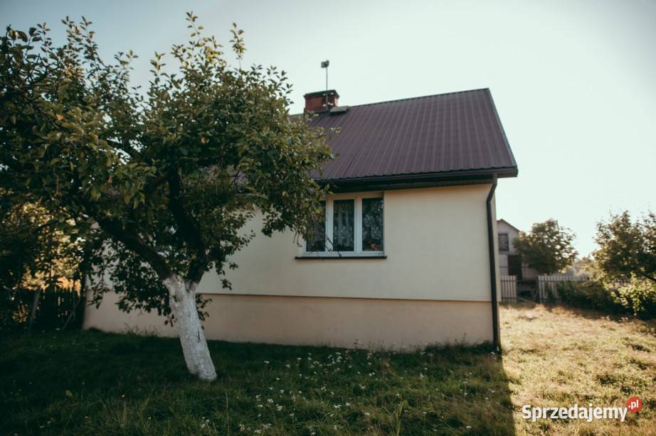 Siedlisko z zadbanym domem i budynkami na mazowieckie Zaorze