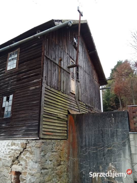 Młyn drewniany do przeniesienia z wyposażeniem