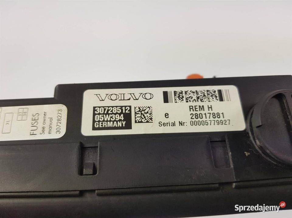 SKRZYNKA BEZPIECZNIKÓW 30728512 VOLVO S60