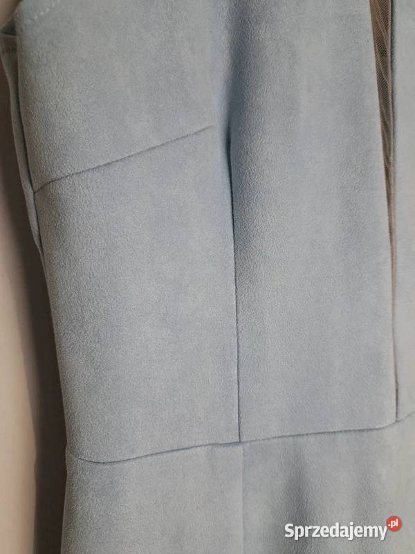 Pastelowa błękitna sukienka z ozdobnym dekoltem Trąbki Wielkie