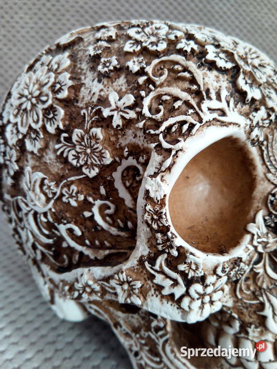 Misternie rzeźbiona duża czaszka motywy kwiatowe