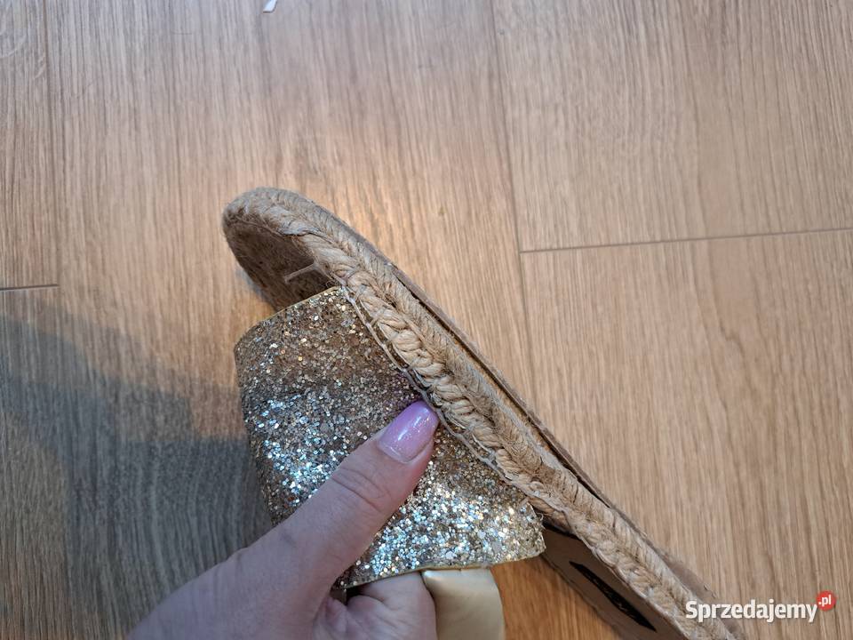 Złote espadryle na koturnie z brokatem i paskiem