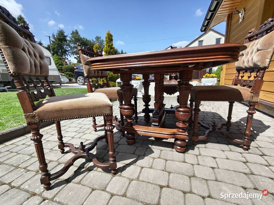 stylowy stary stół z krzesłąmi