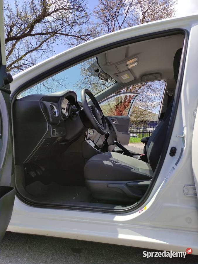 Syndyk sprzeda samochód osobowy Toyota Auris 75