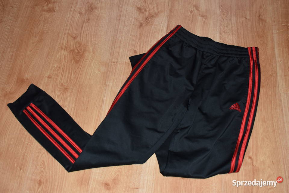 Klasyczne Spodnie Adidas z Czerwonymi Paskami Stargard