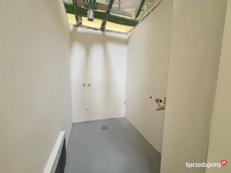 Szarów dom wolnostojący garaż