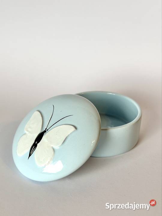 Błękitna szkatułka z motylem ceramika