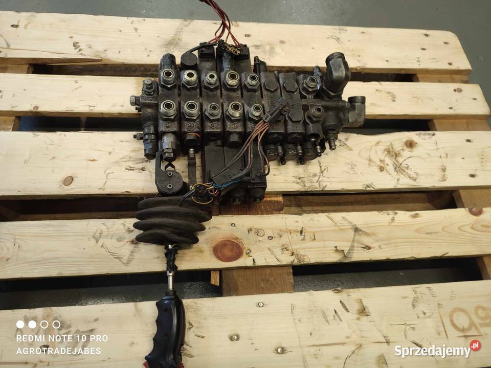 Rozdzielacz hydrauliczny John Deere 3400 4693272