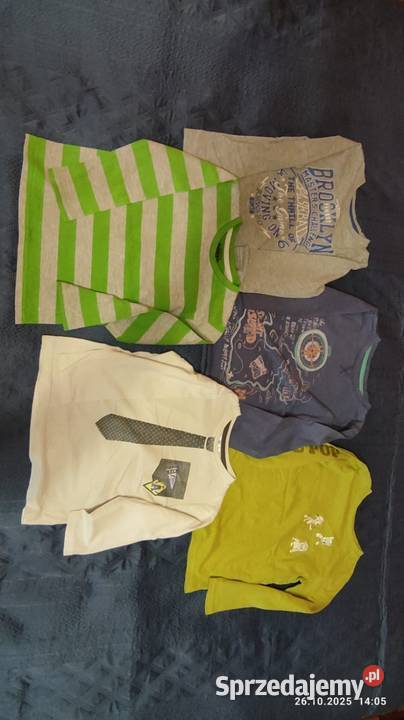 Ubrania dziecięce w rozmiarze 98104