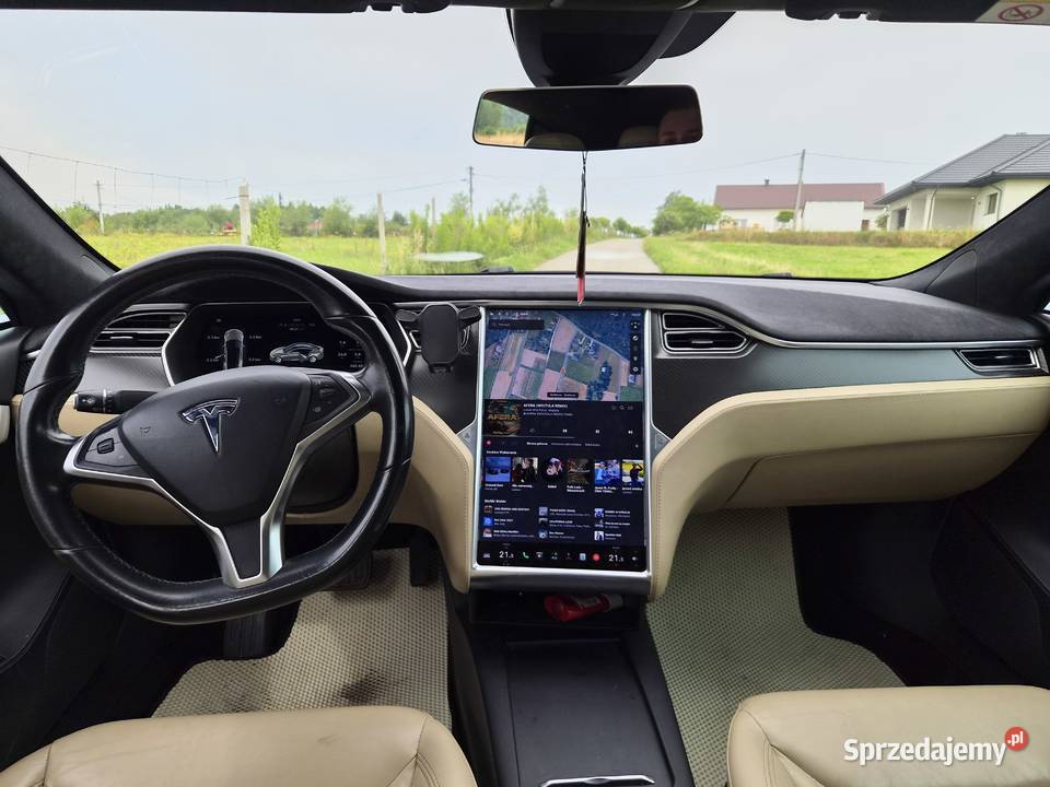 Tesla s Stobierna