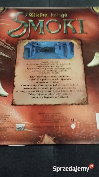 wielka księga smoki w środku plakietki