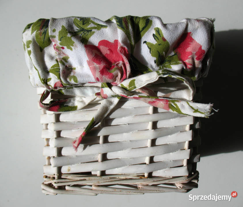 Wiklinowy koszyk ozdobny na drobiazgi z różami