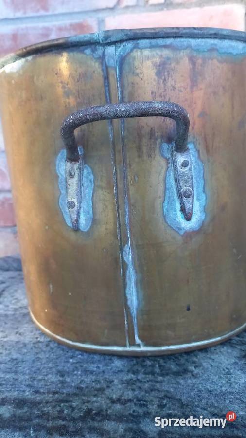Garnek metalowy stary z żelaznymi uchwytami Gawroniec