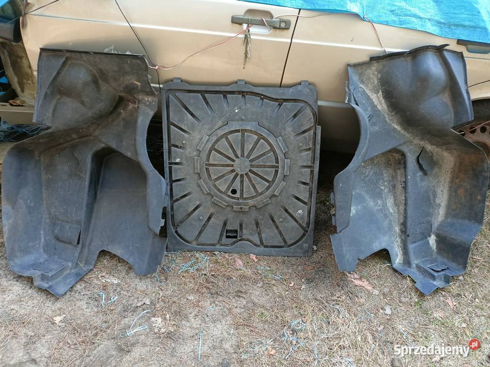 Mercedes W124 124 sedan wnęka boczna bagażnika