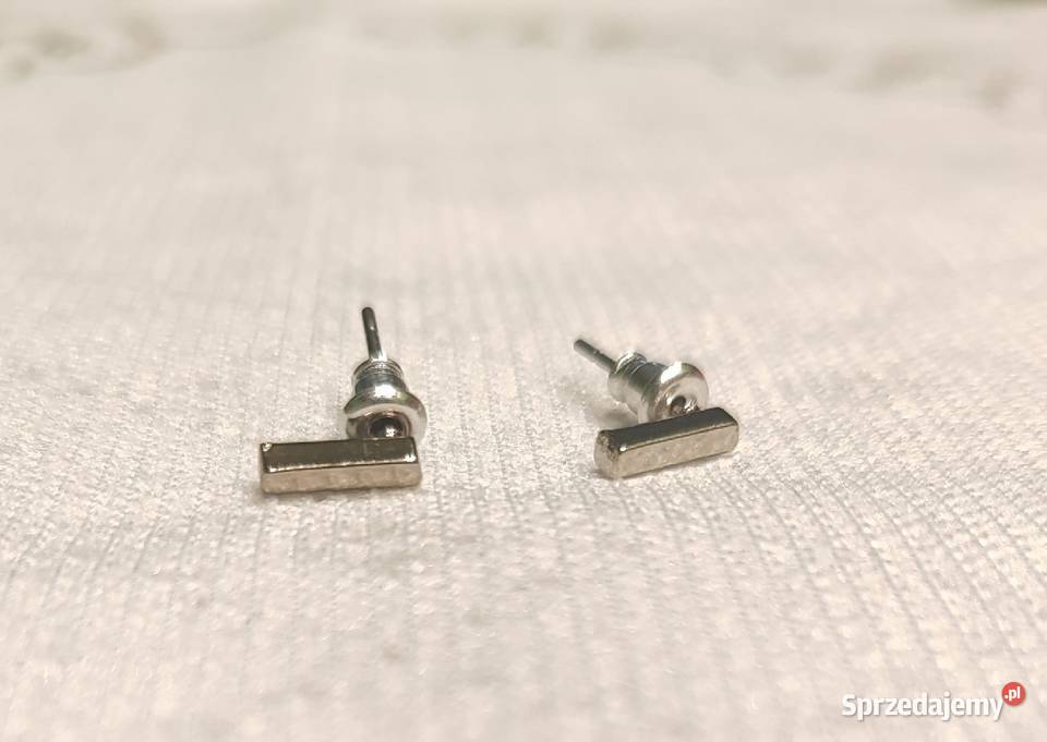 Delikatne kolczyki w kolorze złota srebra