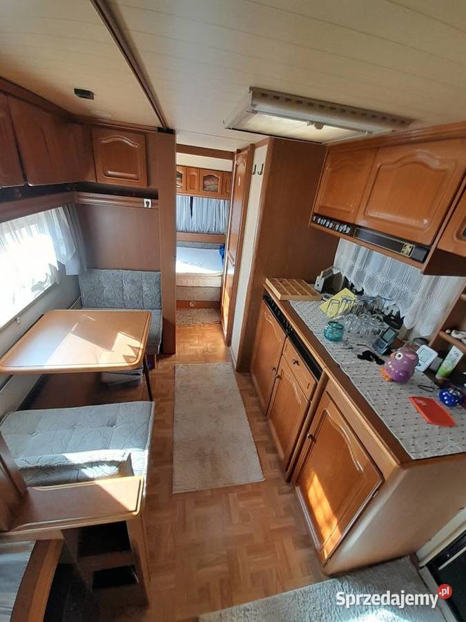 Przyczepa kempingowa z przedsionkiem