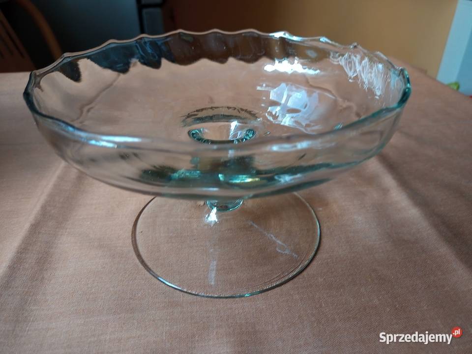 Szklana patera na nóżce