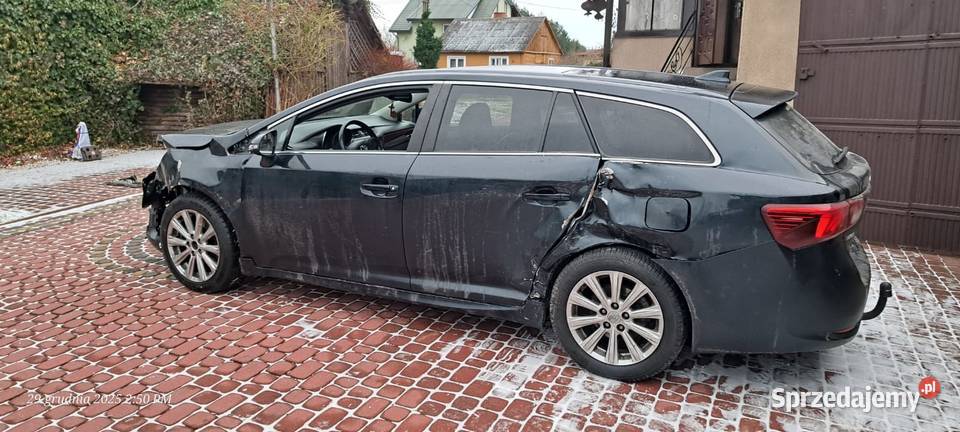 Avensis Toyota Kombi uszkodzone Poznań sprzedam