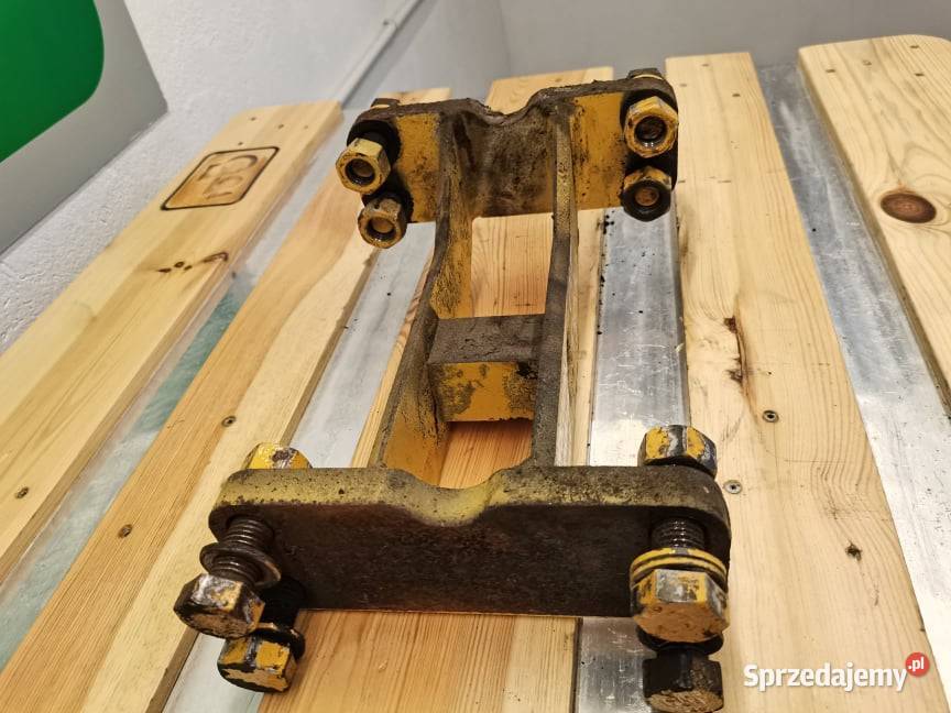 Mocowanie siłownika wysuwu CAT TH 330 wielkopolskie Wilkowo