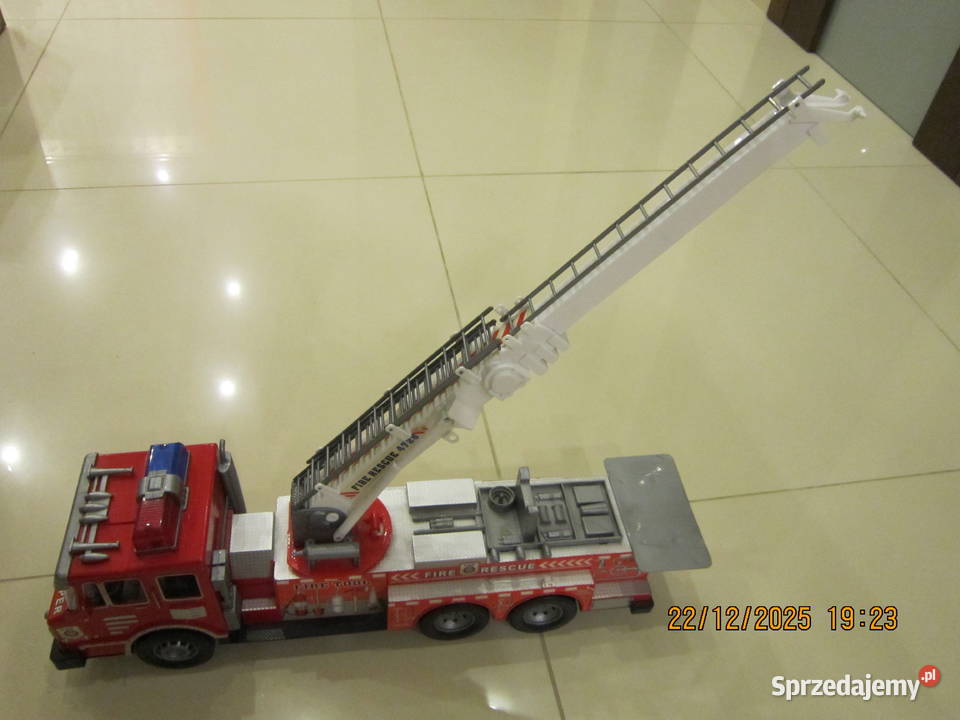 Wóz strażacki kask strażaka Figurki strażaków z Warszawa