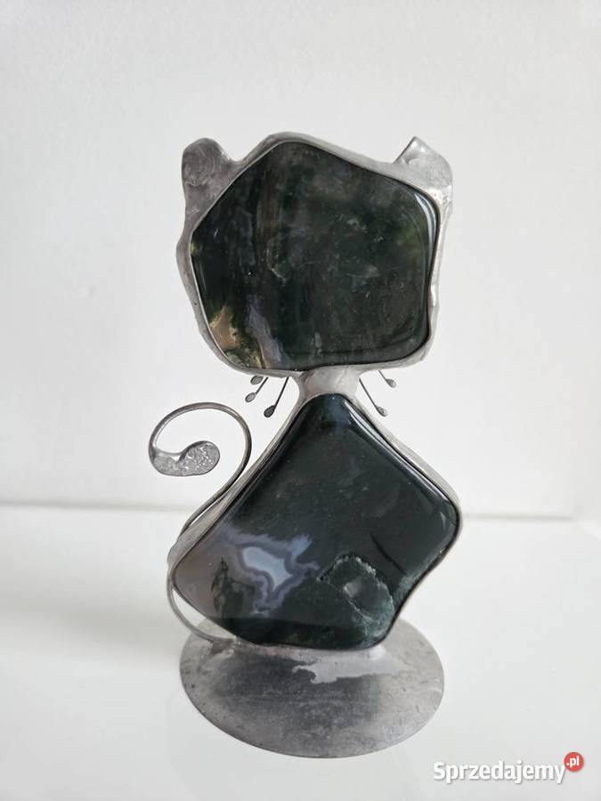 Figurka kota wykonana z ciemnozielonego kamienia Liszki