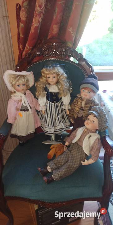 Lalka z kokardą we włosach i krzyżykiem Lalka Gdańsk