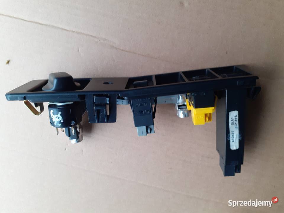 Dwie ramki kokpitu z przełącznikami do Volvo 740 osobowe Radomsko