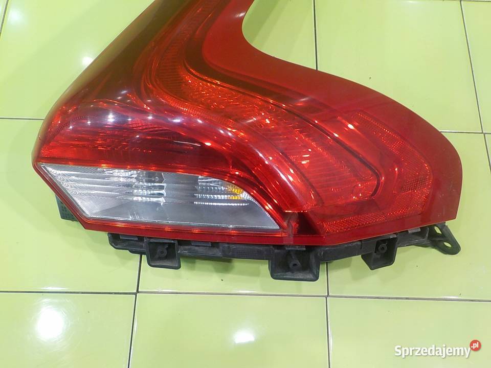 VOLVO V40 II 16D2 14r 5D lampa prawa tyl Suków