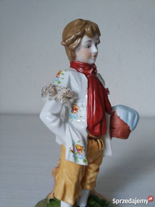 Figurka młodzieniec z koszem Porcelana i szkło małopolskie Ropa