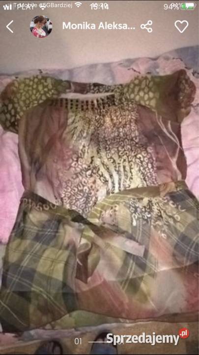 Kolorowa sukienka mgiełka z paskiem i aplikacją Kłodawa